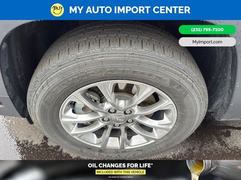 Used 2019 Jeep Cherokee Latitude Plus w/ Cold Weather Group AWD/4WD image 6