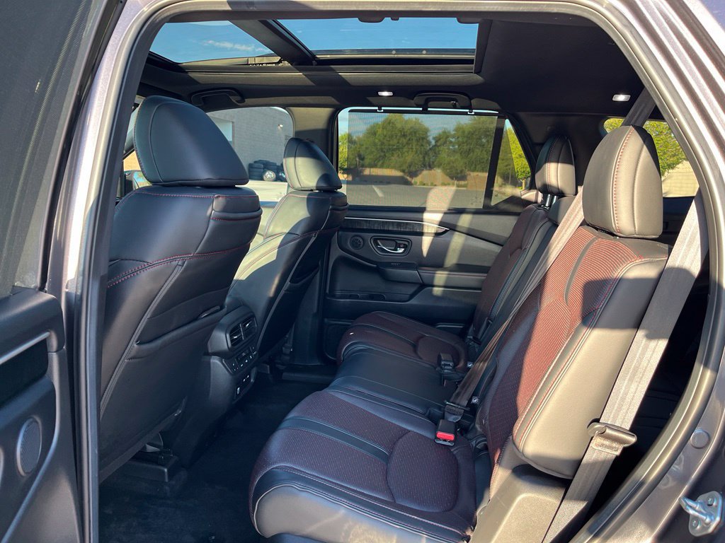 Used 2025 Honda Pilot Black Edition image 17