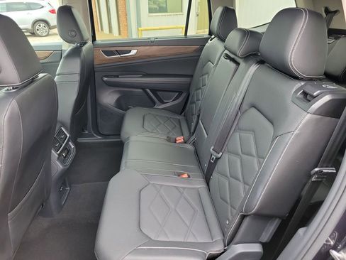Used 2025 Volkswagen Atlas SE image 13