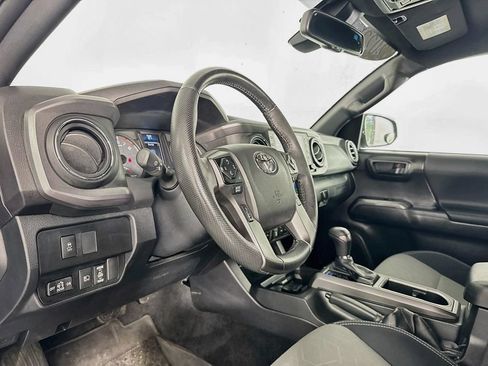 Used 2022 Toyota Tacoma TRD Off-Road w/ Technology Package AWD/4WD image 14