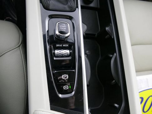 Used 2019 Volvo XC60 T6 Momentum w/ Premium Package image 19