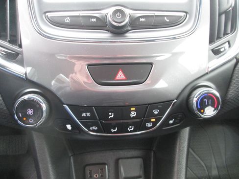 Used 2019 Chevrolet Cruze LT w/ Convenience Package FWD image 28