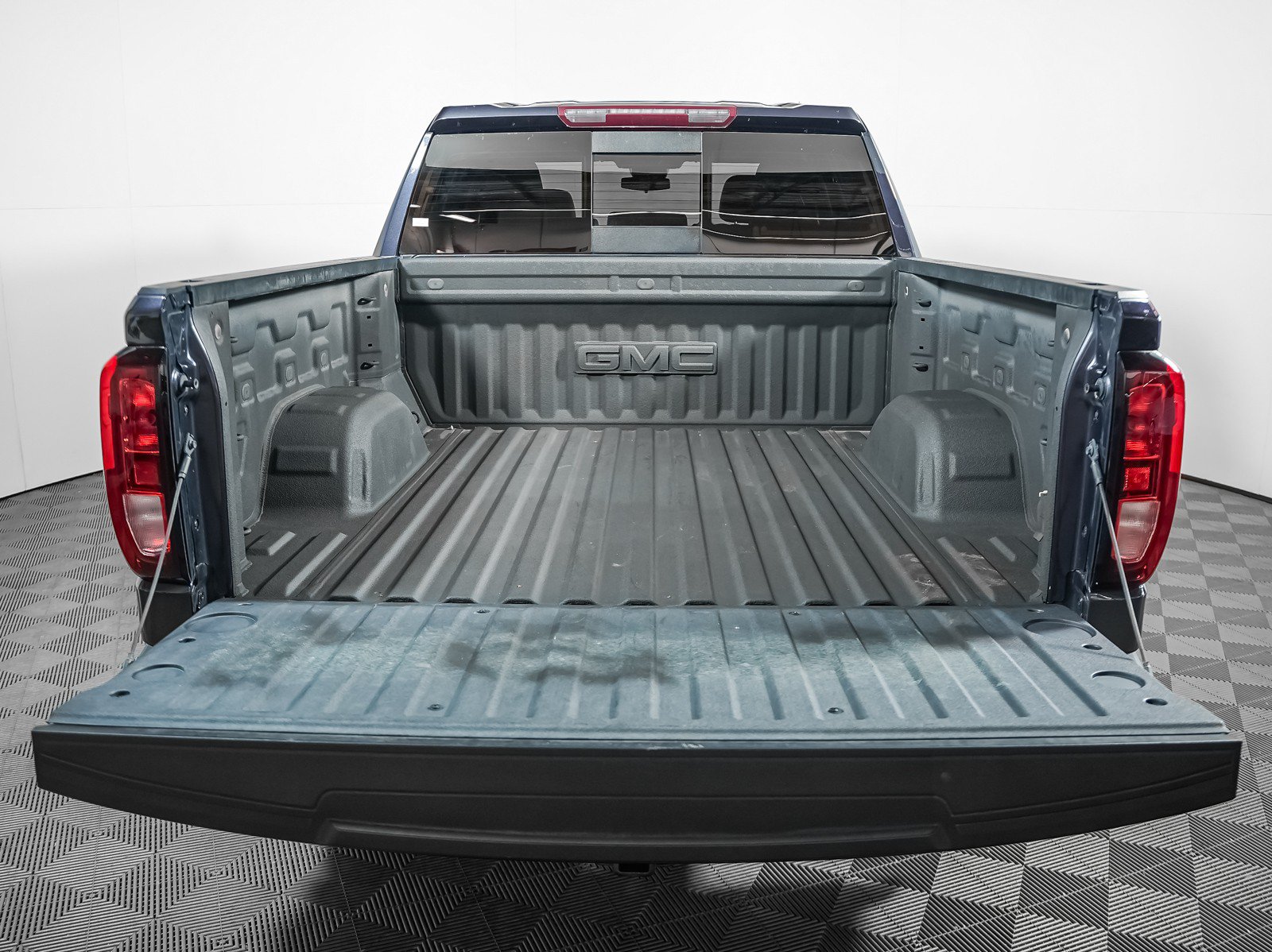 Used 2025 GMC Sierra 1500 Elevation w/ Elevation Premium Package AWD/4WD image 6