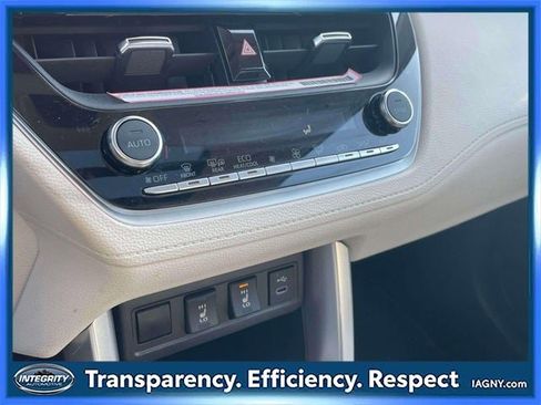 Certified 2023 Toyota Corolla Cross XLE image 30