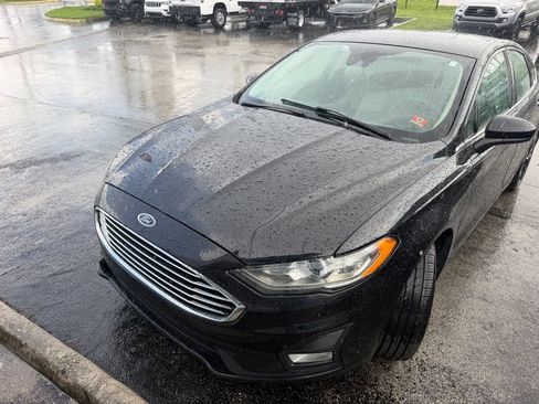 Used 2019 Ford Fusion SE w/ Equipment Group 151A FWD image 2