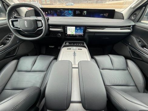 New 2025 Lincoln Navigator Reserve image 9