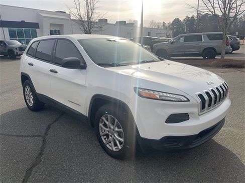 Used 2015 Jeep Cherokee Sport image 4