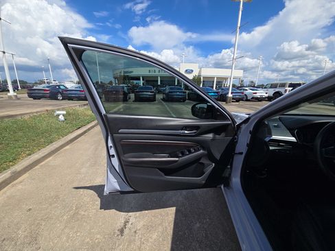 Used 2023 Nissan Altima 2.5 SR FWD image 10