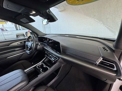 Used 2025 Chevrolet Traverse LT image 17