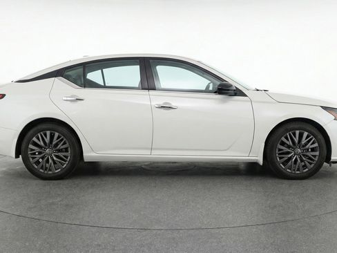 Used 2025 Nissan Altima 2.5 SV FWD image 11