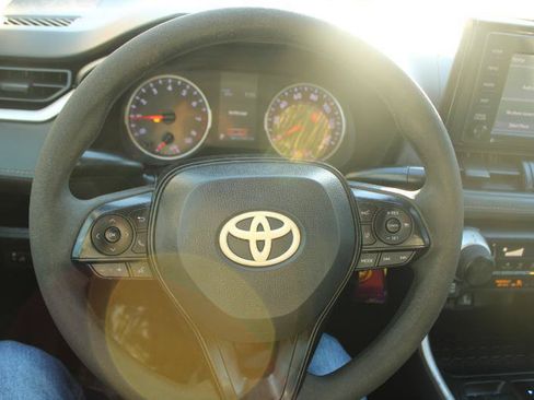 Used 2020 Toyota RAV4 LE FWD image 9