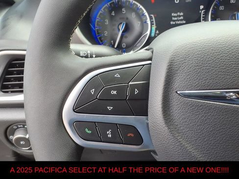 Used 2025 Chrysler Pacifica Select FWD image 19