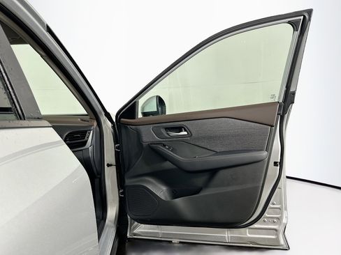 Used 2023 Nissan Rogue SV image 31