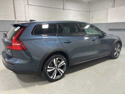 Certified 2025 Volvo V60 B5 Cross Country Plus image 3