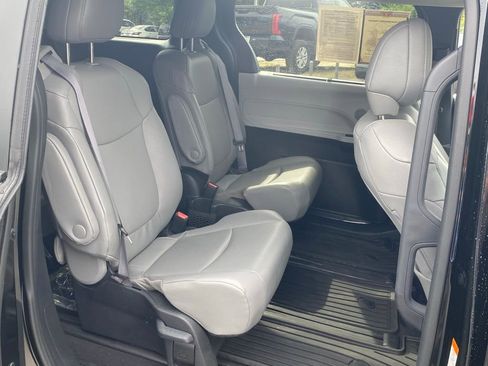 Used 2025 Toyota Sienna XLE FWD image 18