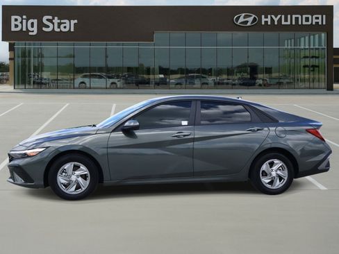 Used 2026 Hyundai Elantra SE FWD image 2