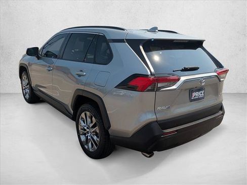 Used 2020 Toyota RAV4 XLE Premium FWD image 7