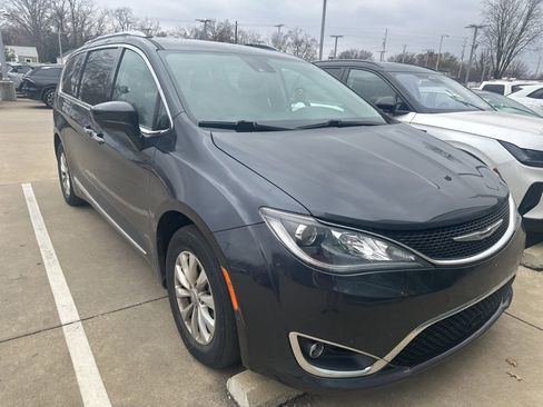 Used 2019 Chrysler Pacifica Touring-L w/ Advanced Safetytec Group image 5