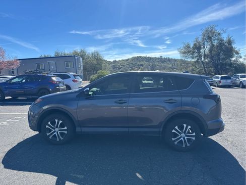 Used 2018 Toyota RAV4 LE image 8