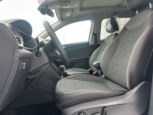 New 2026 Volkswagen Taos SE image 3