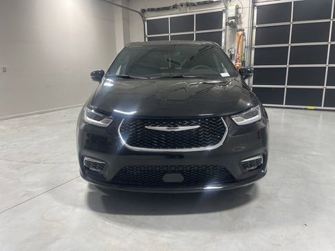 New 2026 Chrysler Pacifica Select image 2