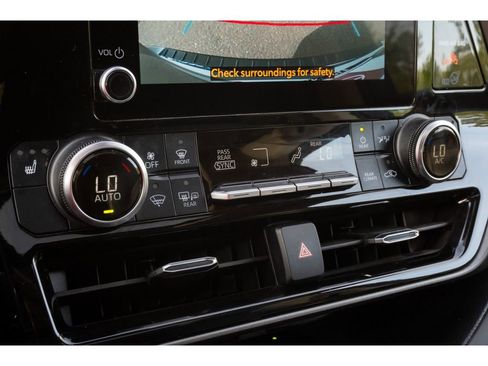 Used 2024 Toyota Highlander XLE image 27