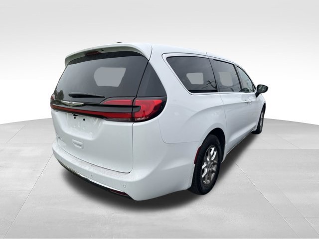 Used 2026 Chrysler Pacifica Select FWD image 3