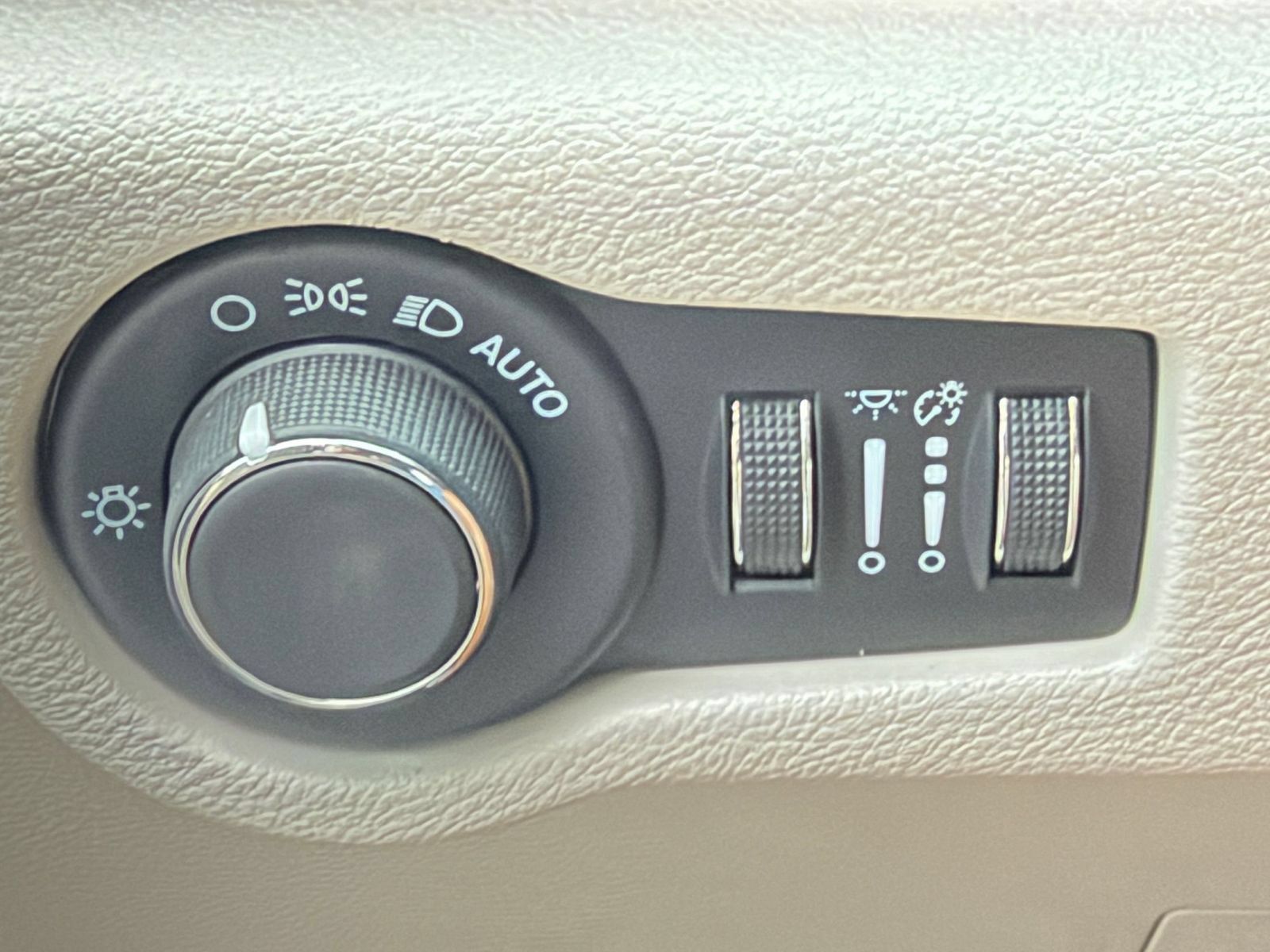 Used 2023 Chrysler Voyager LX FWD image 36