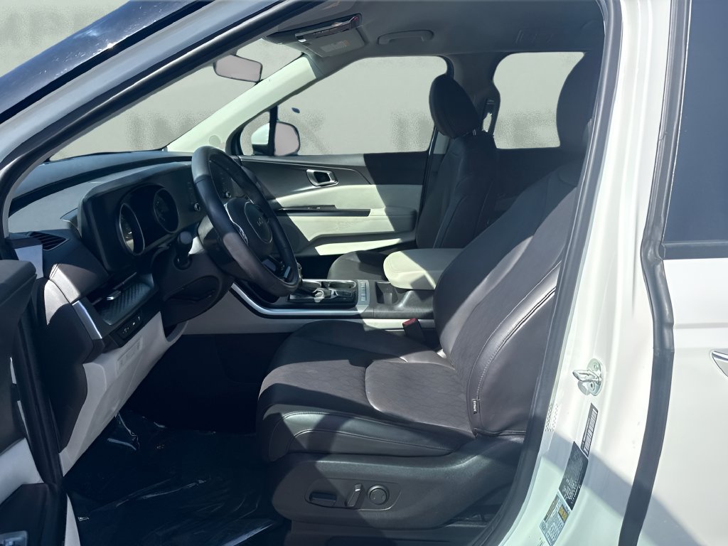 Used 2024 Kia Carnival LX FWD image 5