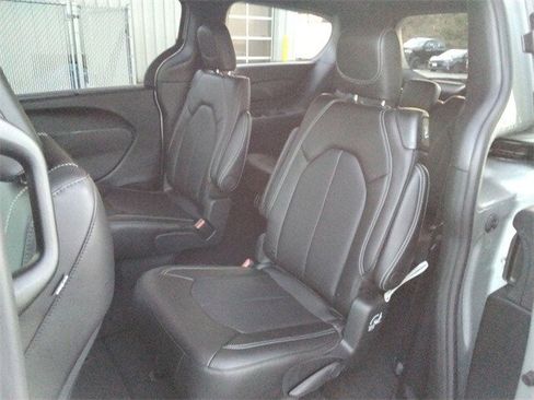 New 2026 Chrysler Pacifica Select image 10