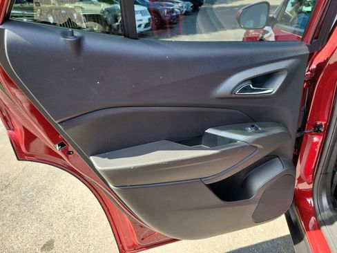 Used 2025 Chevrolet Trax LT FWD image 16