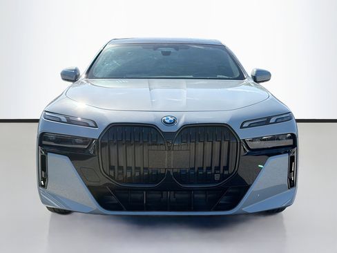 Used 2025 BMW i7 xDrive60 image 8