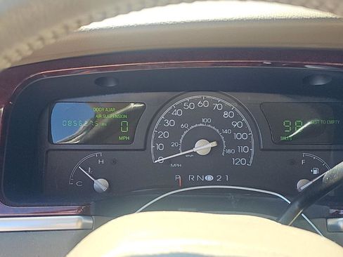 Used 2004 Lincoln Town Car Signature RWD image 14