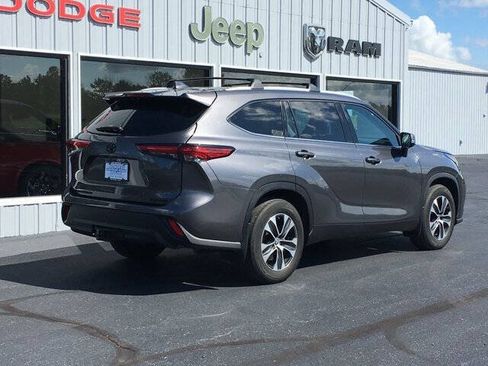 Used 2022 Toyota Highlander XLE AWD/4WD image 3