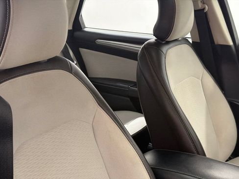 Used 2019 Ford Fusion SE w/ Equipment Group 151A FWD image 9