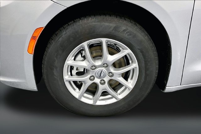 Used 2024 Chrysler Pacifica Touring-L FWD image 28
