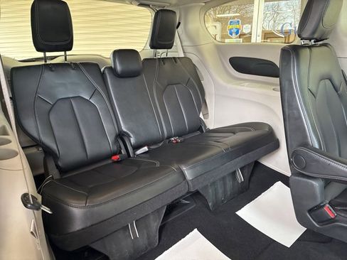 Used 2024 Chrysler Pacifica Touring-L image 31