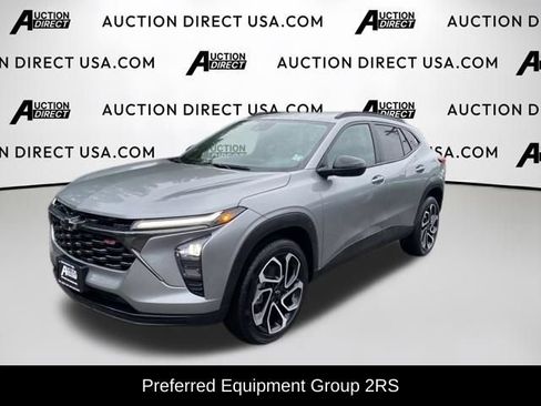 Used 2024 Chevrolet Trax RS w/ Sunroof Package FWD image 2