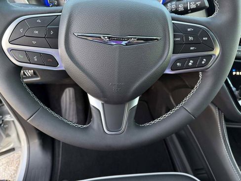 New 2026 Chrysler Pacifica Limited image 25