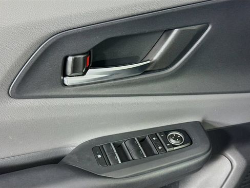 Used 2025 Toyota Prius XLE FWD image 23