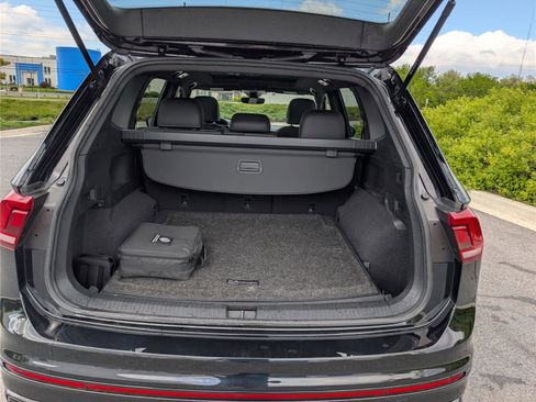 Used 2023 Volkswagen Tiguan SE R-Line AWD/4WD image 13