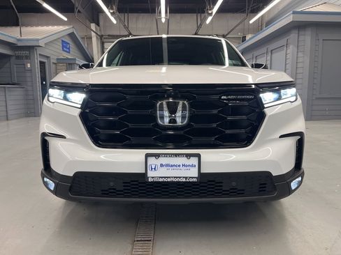 Used 2025 Honda Pilot Black Edition image 2