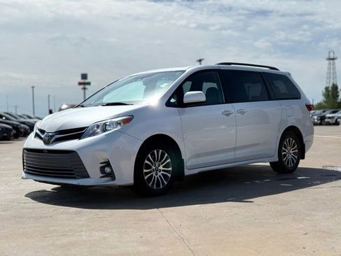 Used 2020 Toyota Sienna XLE w/ XLE Navigation Package image 4
