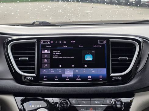 Used 2022 Chrysler Pacifica Touring-L FWD image 22