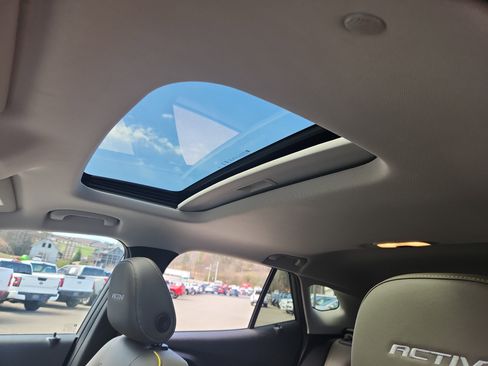 Used 2024 Chevrolet Trax ACTIV w/ Sunroof Package image 37