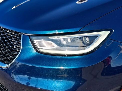 Certified 2024 Chrysler Pacifica Select image 29