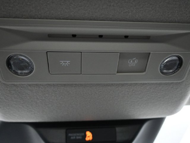 Used 2025 Nissan Kicks SV AWD/4WD image 31