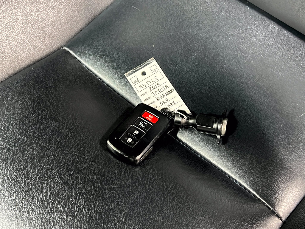 Used 2019 Toyota Highlander XLE AWD/4WD image 40