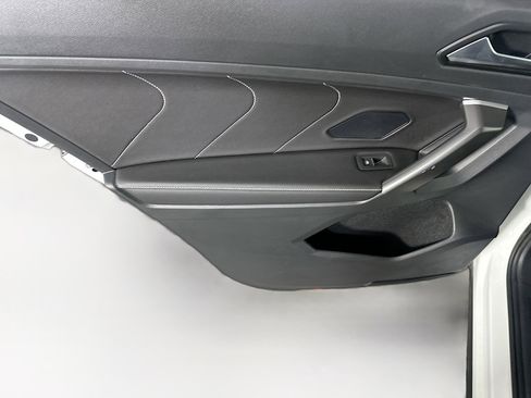 Used 2023 Volkswagen Tiguan SE image 25