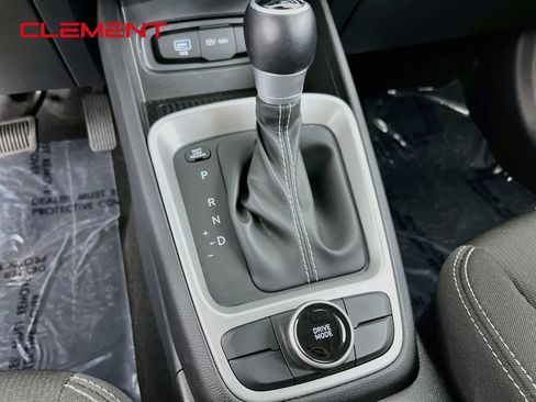 Used 2025 Hyundai Venue SEL FWD image 22